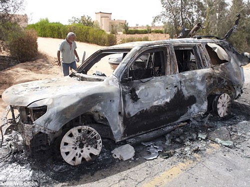 Chiếc xe bọc thép của Khamis tan nát sau cuộc tấn công. Ảnh: Daily Mail