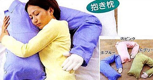 Gối ôm đặc biệt dành cho các bà vợ không thể ngủ mà thiếu... chồng