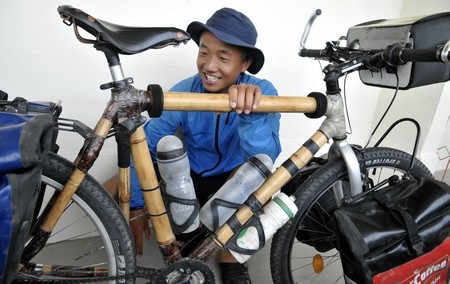 Chiếc xe đạp tre này do Chuah và hai người bạn tự chế.