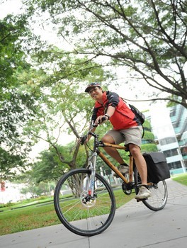 Chuah Sun Soon và xe đạp được chế từ tre.