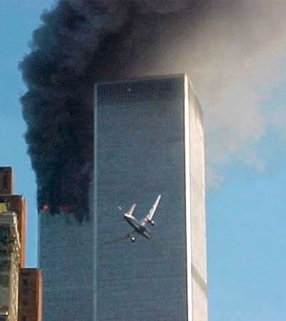 Nhóm không tặc lái hai phi cơ lao thẳng vào Tòa Tháp Đôi của Trung tâm Thương mại Thế giới tại Manhattan, Thành phố New York – mỗi chiếc đâm vào một trong hai tòa tháp cao nhất, cách nhau khoảng 18 phút.