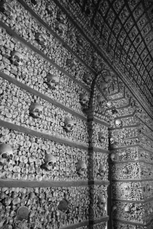 Các tác phẩm từ xương người bên trong nhà thờ Sedlec Ossuary