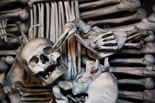 Các tác phẩm từ xương người bên trong nhà thờ Sedlec Ossuary