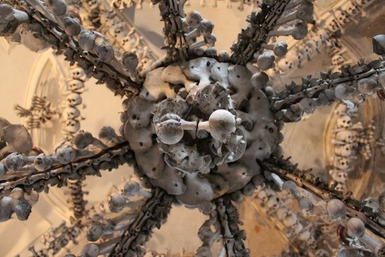 Các tác phẩm từ xương người bên trong nhà thờ Sedlec Ossuary.