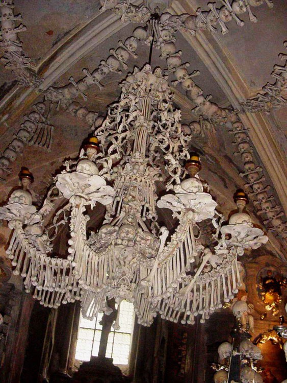 Tất cả các chi tiết trang trí bằng xương người bên trong nhà thờ đều được làm từ năm 1870 bởi nhà điều khắc gỗ Frantisek Rint trong quá trình sắp xếp lại nhà các bộ hài cốt. Ông đã sử dụng khoảng 40.000 bộ hài cốt người để tạo ra các vật trang trí này.