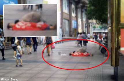 Cảnh cặp đôi ăn xin giả chết trên phố Thượng Hải