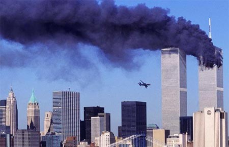 Chiếc máy bay thứ 2 bị không tặc khống chế chuẩn bị đâm vào tòa tháp thứ 2 của Trung tâm thương mại Thế giới hôm 11/9/2001.