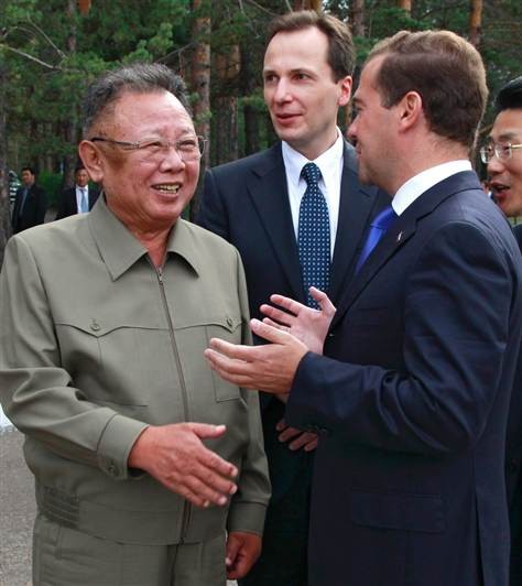 Chủ tịch Kim Jong-il (trái) gặp gỡ Tổng thống Medvedev trong chuyến thăm nước Nga hồi tháng 8/2011