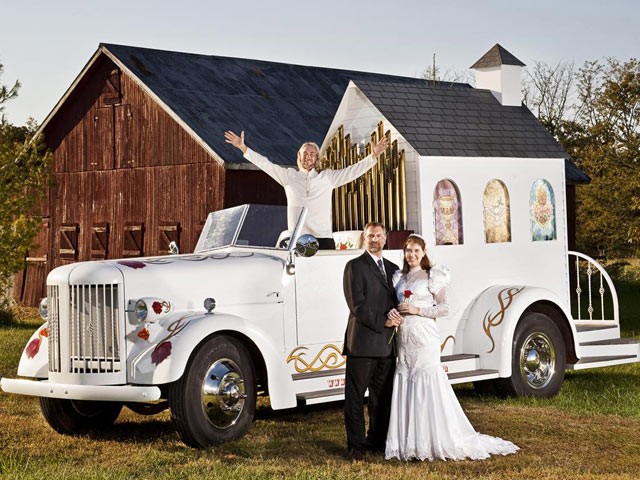 Nhà nguyện cưới nhanh nhất thế giới được dựng lên trên một chiếc xe tải sau vụ hỏa hoạn năm 1940. Nó có thể di chuyển với vận tốc 92 km/h.