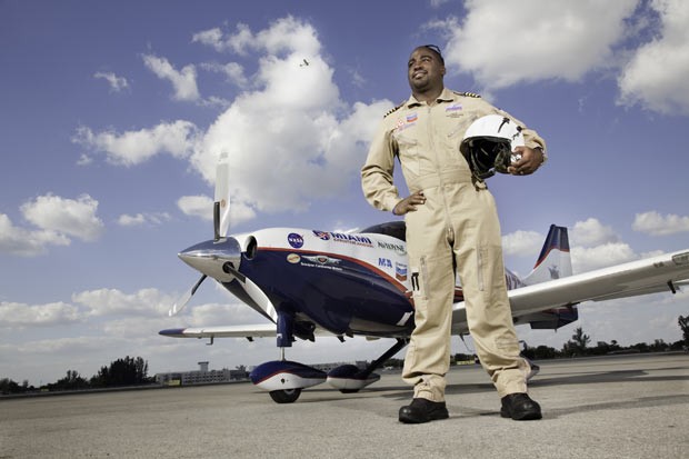 Barrington Irving (người Jamaica / Mỹ, sinh ngày 11 tháng 11 năm 1983), một sinh viên hàng không vũ trụ tại Đại học Florida Memorial, là người trẻ nhất bay vòng quanh thế giới. Anh đã hoàn thành chuyến bay kéo dài 97 ngày trên của mình trong năm 2007.