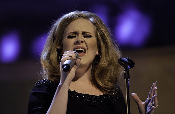 Adele giành kỷ lục là người có album đứng vị trí số 1 trên bảng xếp hạng ở Anh lâu nhất - 11 tuần. Cô cũng là người phụ nữ đầu tiên có hai đĩa đơn và hai album đồng thời lọt vào bảng xếp hạng top 5 của Anh.