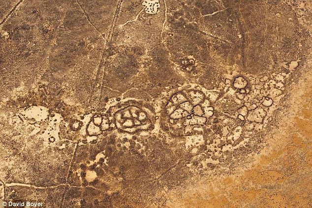 Hình ảnh các bánh xe được vẽ từ hơn 2.000 năm trước bởi người bản địa cổ đại.