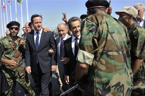 Trong cuộc gặp gỡ với các nhà lãnh đạo Libya tại Tripoli, ông Sarkozy và Cameron tuyên bố lực lượng không quân hai nước Anh và Pháp sẽ tiếp tục hoạt động chống lại lực lượng ủng hộ trung thành với Đại tá Gaddafi.