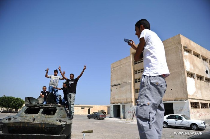 Người dân Libya bên trong tòa nhà House of Shame, ở Bab Al-azizia