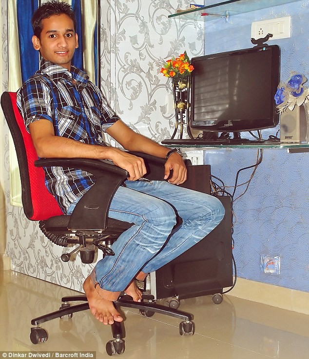 Sayed Faiz, 20 tuổi, bên cạnh máy tính có webcam trong nhà ổ chuột đã được nâng cấp của gia đình