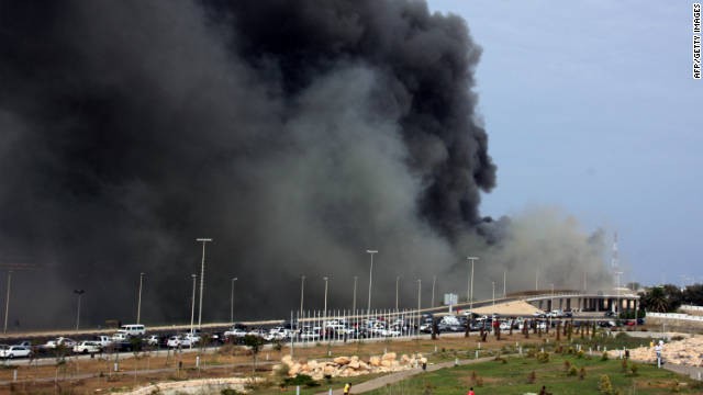 Đám khói đen bao phủ Tripoli từ hiện trường vụ nổ