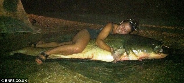 Con cá da trơn khổng lồ Alexa bắt được có trọng lượng lớn hơn gấp 1,5 lần trọng lượng cơ thể cô, dài tới 2,60 m và là con cá nước ngọt lớn nhất mà một phụ nữ Anh từng bắt được.