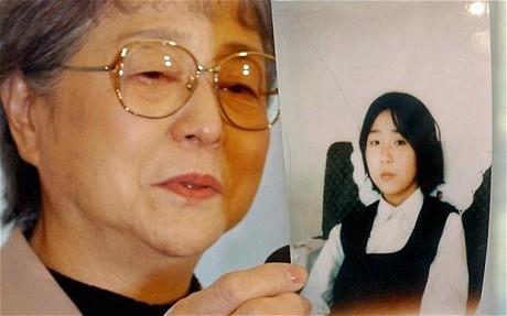 Sakie Yokota, mẹ của Megumi Yokota, người bị bắt cóc đến Triều Tiên vào năm 1977, cho xem một bức chân dung của con gái bà.