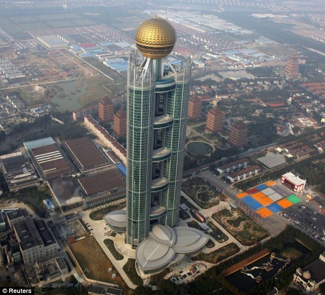 Tòa nhà chọc trời này có chiều cao khoảng 328m.