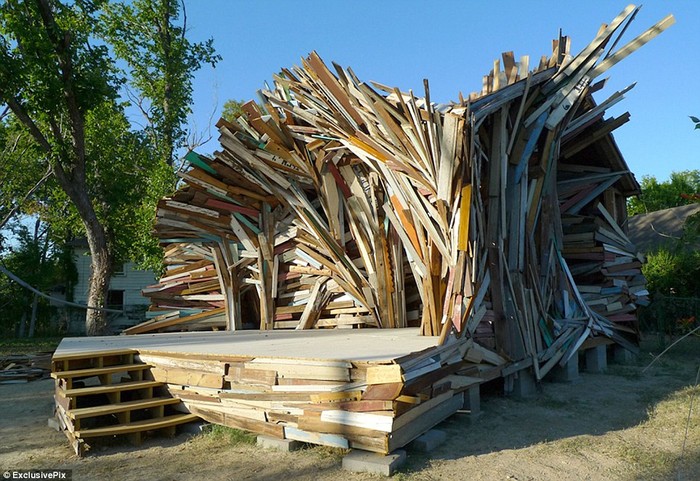 Nghệ sĩ Dan Havel và Dean Ruck đã phải đập tan các bức tường cũ của ngôi nhà và dùng ván gỗ đóng bức tường độc đáo mới.