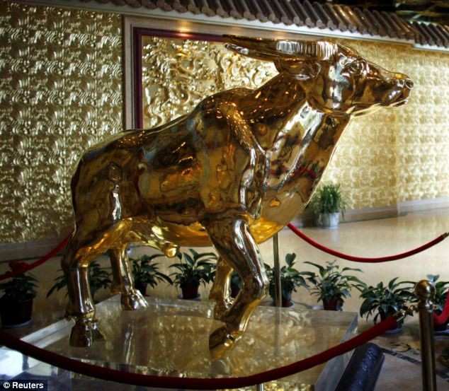 Con trâu bằng vàng trị giá 31 triệu bảng Anh được đặt trên tầng 60 của tòa nhà.