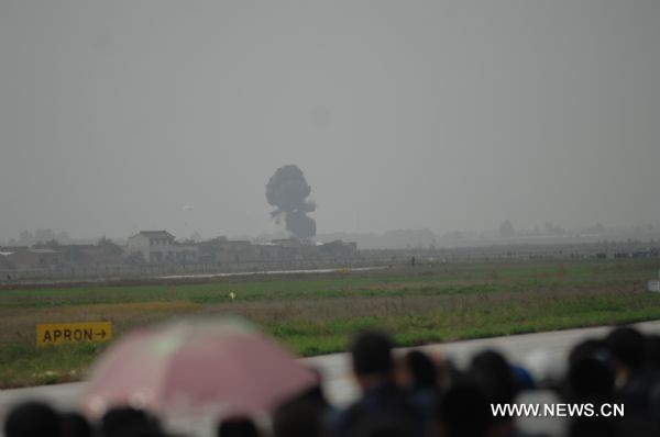 Hiện trường vụ rơi máy bat trong lúc biểu diễn ở Thiểm Tây,Trung Quốc hôm 14/10/2011