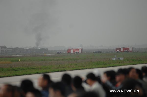 Cột khói đen bốc lên trời từ nơi máy bay bị rơi