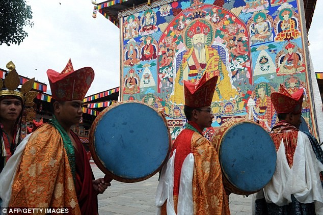 Các nhà sư Tây Tạng đọc kinh cầu phúc cho vị Vua của họ trong lễ cưới của người.