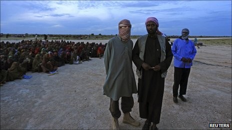 Abu Abdullah Almuzadzhir (trái) - lãnh đạo nhóm "Al-Shabab"