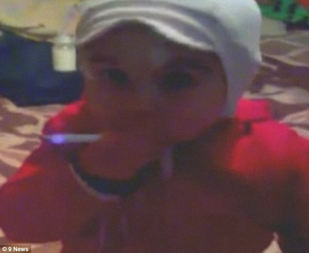 Cô bé 2 tuổi người Romania phì phèo điếu thuốc trên tay