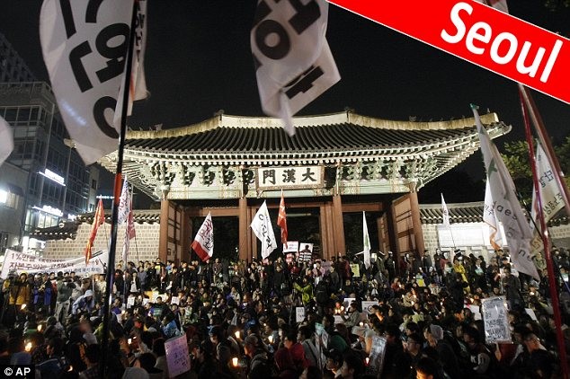 Người biểu tình Hàn Quốc hô khẩu hiệu trong một cuộc biểu tình chống lại Hiệp định thương mại tự do (FTA) tại Seoul