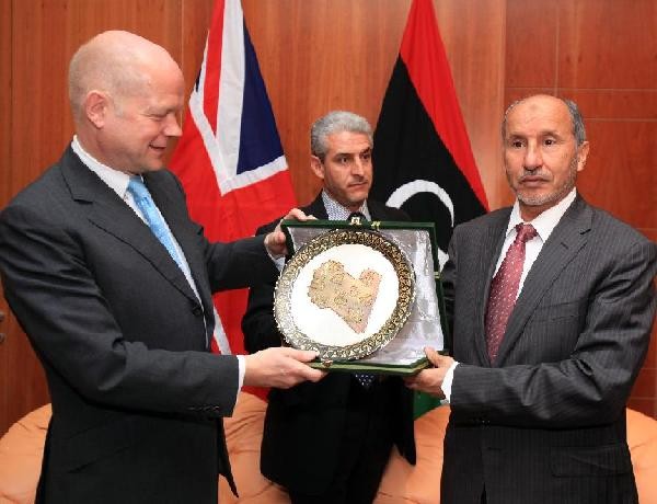 Ngoại trưởng Anh William Hague nhận món quà kỷ niệm từ Chủ tịch Mustafa Abdul Jalil trong chuyến thăm Tripoli hôm 17/10/2011