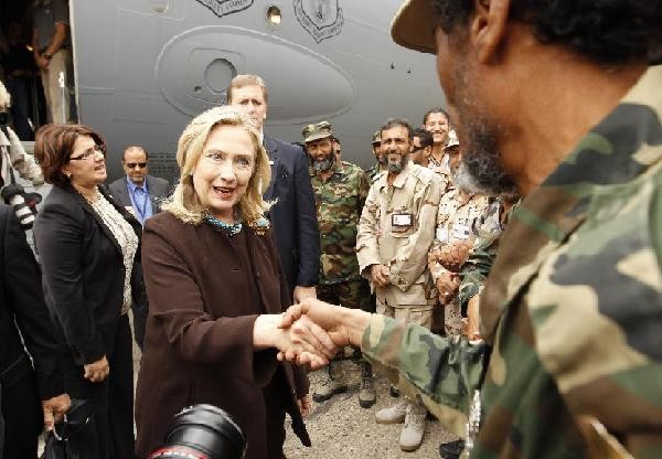 Các binh sĩ vui mừng chào đón Ngoại trưởng Mỹ tại Tripoli