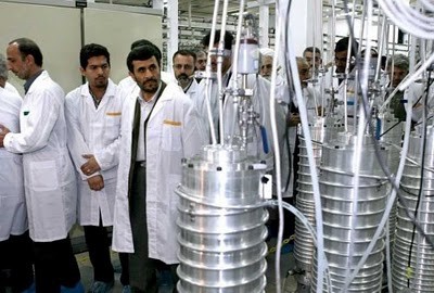 Thủ tướng Iran trong một chuyến thăm nhà máy hạt nhân ở Natanz