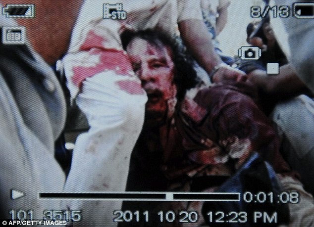 Bức ảnh chụp bằng điện thoại di động được cho là của Đại tá Gaddafi lúc mới bị bắt.