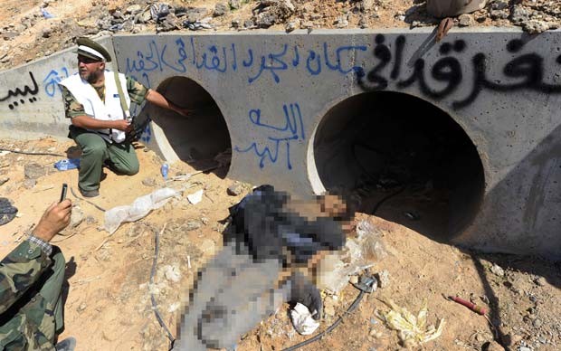 Cửa hầm ngầm, được cho là nơi Đại tá Gaddafi được tìm thấy
