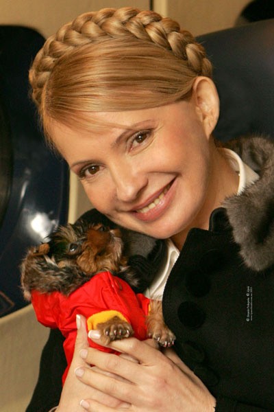 Khi gạt tất cả những gì liên quan tới sự nghiệp chính trị sang một bên, Tymoshenko thực sự là một phụ nữ đẹp và trẻ hơn rất nhiều so với cái tuổi 50 của bà.