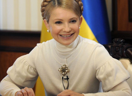 Được mệnh danh là "nữ hoàng tóc tết", cựu thủ tướng Ukraina thường xuyên xuất hiện trước công chúng với mái tóc được tết lại gọn gàng quấn quanh đầu.