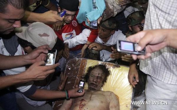Dân chúng tranh nhau chụp ảnh thi thể Gaddafi tại nhà xác