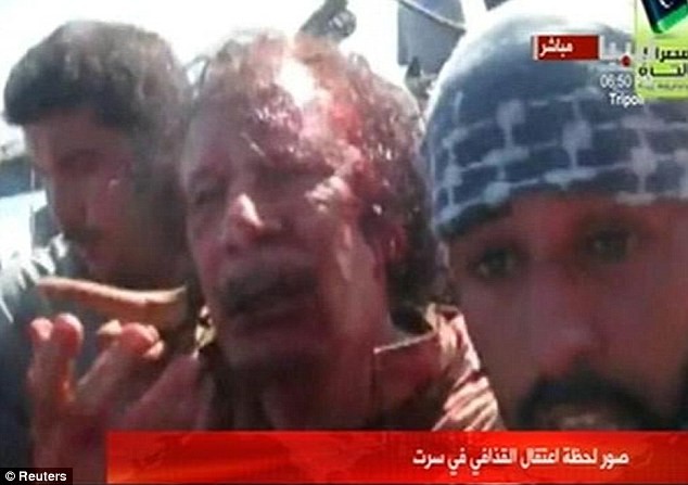 Đại tá Gaddafi cầu xin những người đã bắt giữ mình "Đừng bắn"