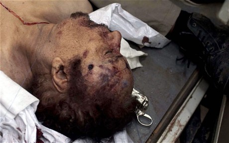 Bức ảnh vừa được công bố cho thấy Gaddafi đã chết với một vết bắn ở đâu