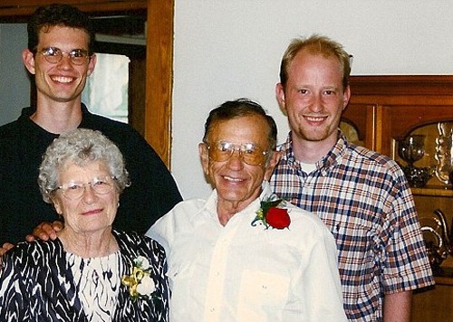 Ông Gordon và bà Norma (hàng ngồi) cùng hai người cháu trai