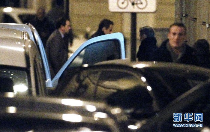 Tổng thống Pháp vội vã tới bệnh viện thăm cô con gái trong tối 19/10 sau khi trở về từ một hội nghị ở Đức.