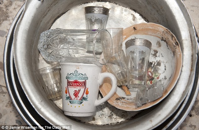Những chiếc cốc được tìm thấy trong dinh thự ở Sirte, nơi Đại tá Gaddafi trú ẩn trong 2 tuần.