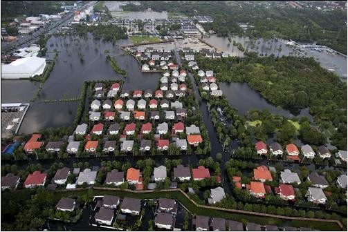 Một khu ngoại ô Bangkok đã bị nước lũ nhấn chìm - Ảnh chụp ngày 25-10: Getty Images
