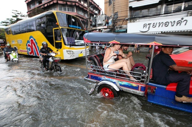 Người dân tại đây đang dốc sức đỡ con đê sông Chao Phraya không bị phá vỡ bởi nước lũ