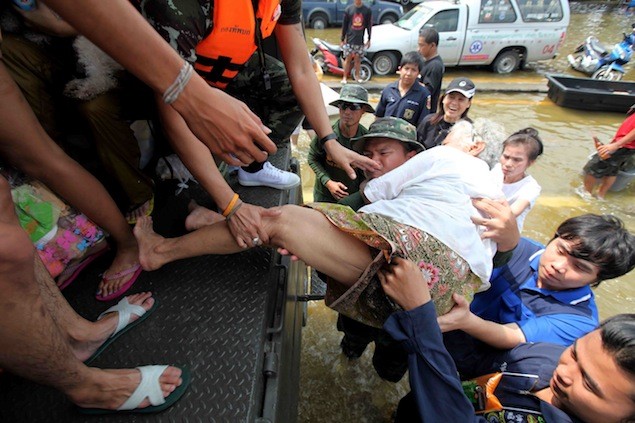 Nước lũ từ phía Bắc đã đạt tới trung tâm Bangkok và các huyện lân cận Bang Bua Thong của Nonthaburi buộc người dân phải đi sơ tán