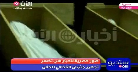 Những chiếc quan tài chứa thi thể của cựu nhà lãnh đạo Libya cùng con trai và một quan chức cấp cao.