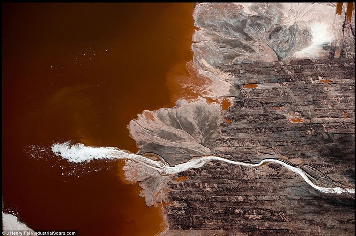 Dòng sông chất thải bọt trắng từ các nhà máy sản xuất nhôm chảy tới hồ bùn đỏ ở Louisiana