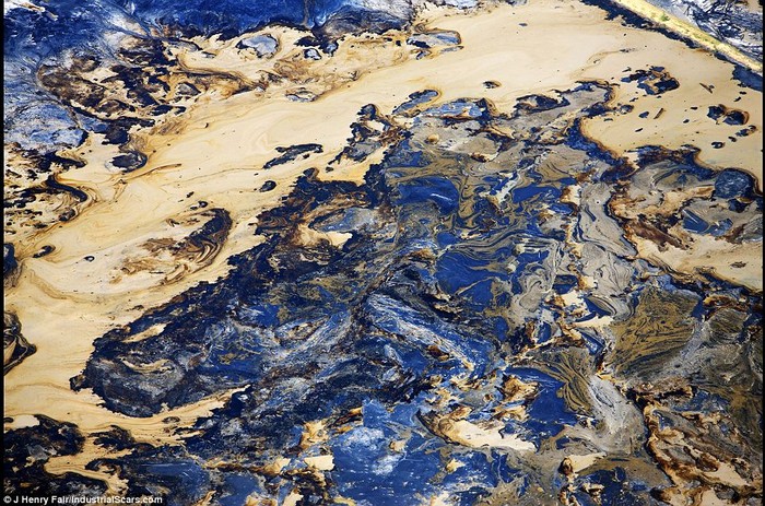 Khai thác dầu từ cát ở Fort McMurray, Alberta, Canada